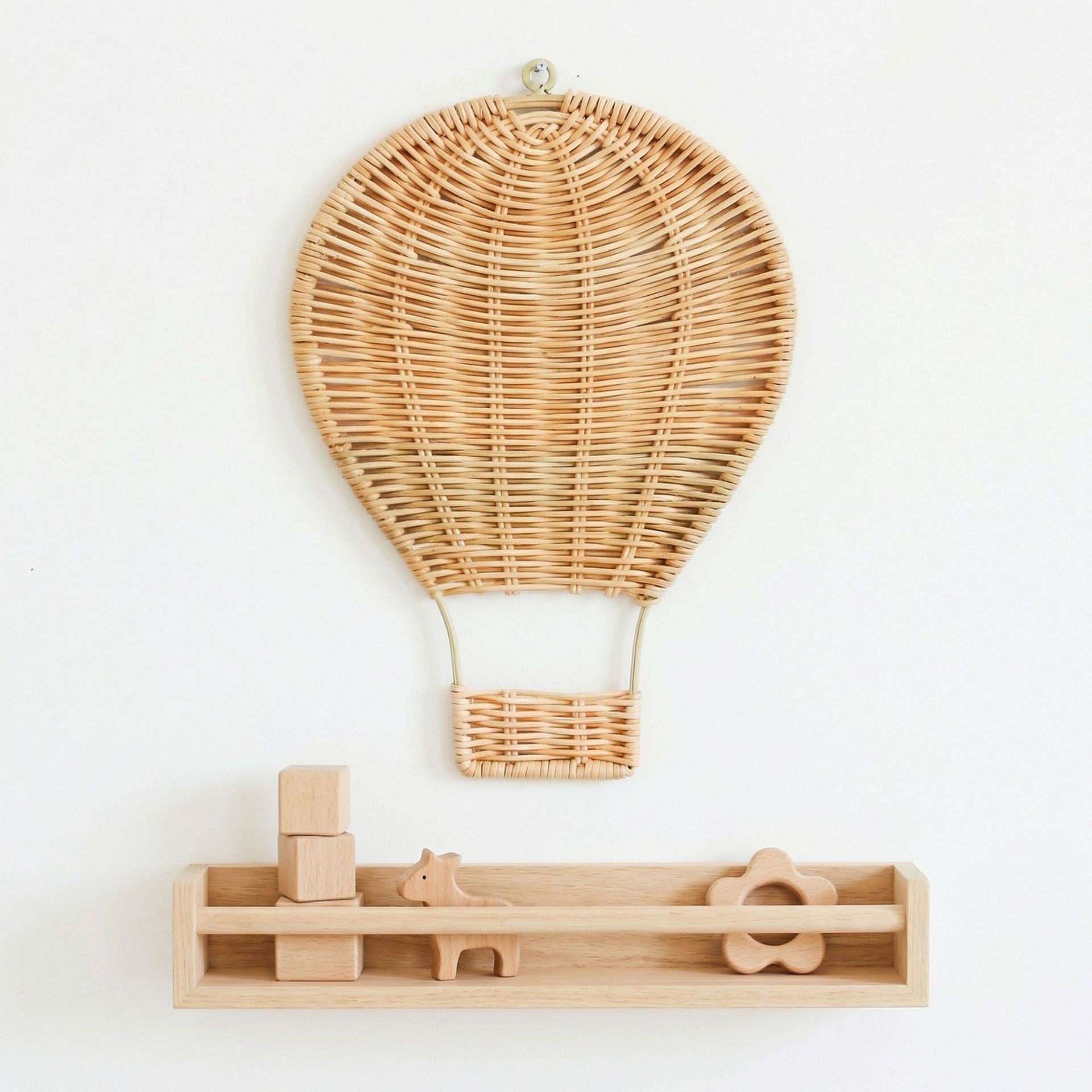 زينة جدارية يدوية الصنع على شك - مراجعة Baby Nursery Hot Air Balloon وسعره